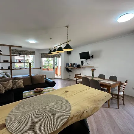 Cosy 2-bedroom Near The Road *