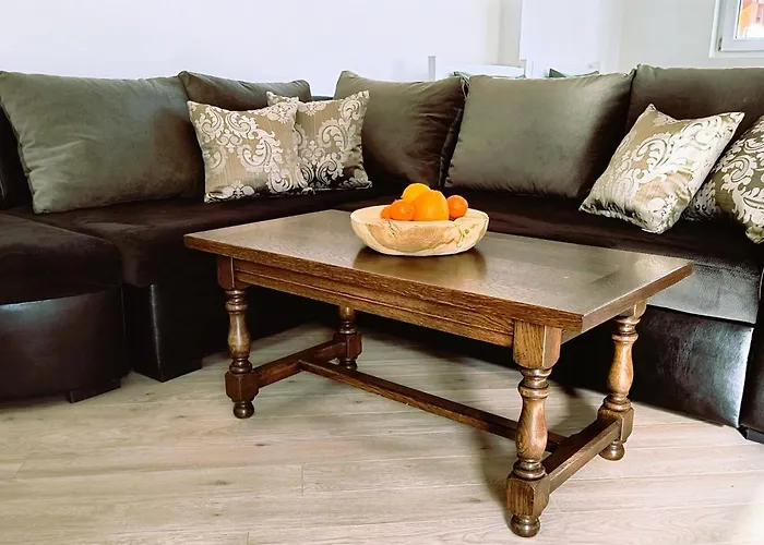 Cosy 2-bedroom Near The Road