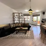 Cosy 2-bedroom Near The Road Lägenhet