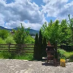 Cosy 2-bedroom Near The Road *