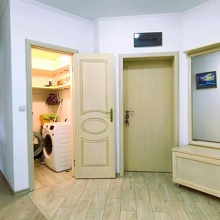 Cosy 2-bedroom Near The Road Apartment