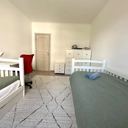 Cosy 2-bedroom Near The Road Lägenhet
