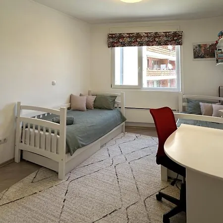 Cosy 2-bedroom Near The Road Apartment *