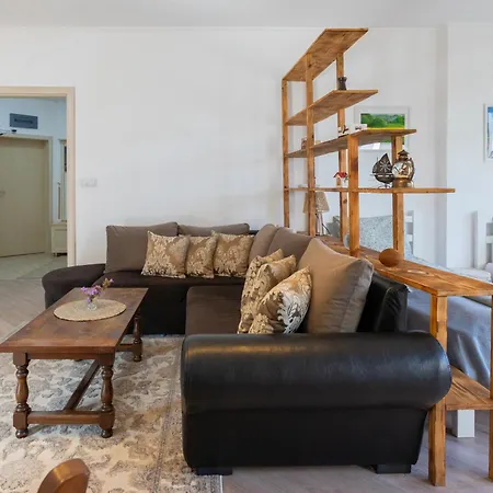 Апартамент Cosy 2-bedroom Near The Road