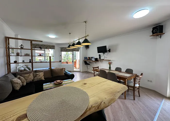 Cosy 2-bedroom Near The Road *