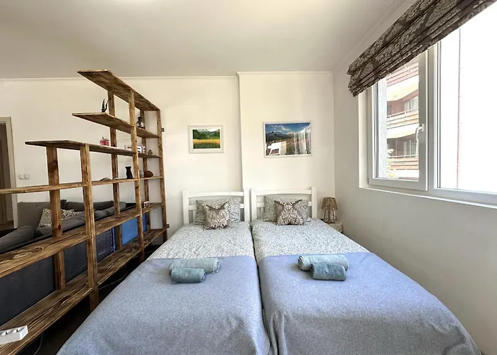 Апартаменты Cosy 2-bedroom Near The Road