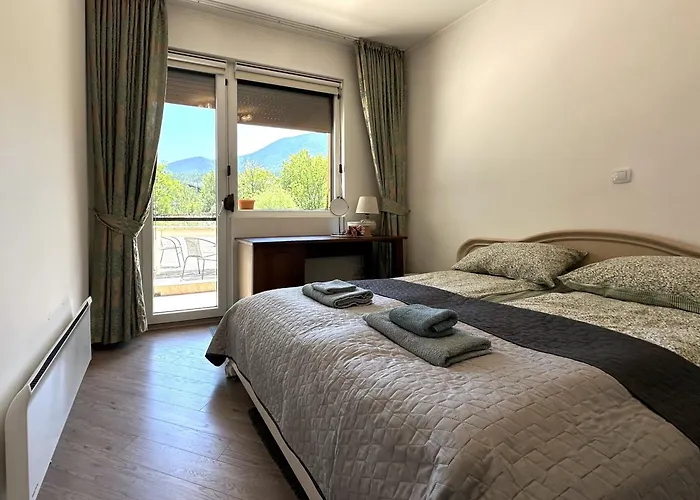 Апартаменты Cosy 2-bedroom Near The Road